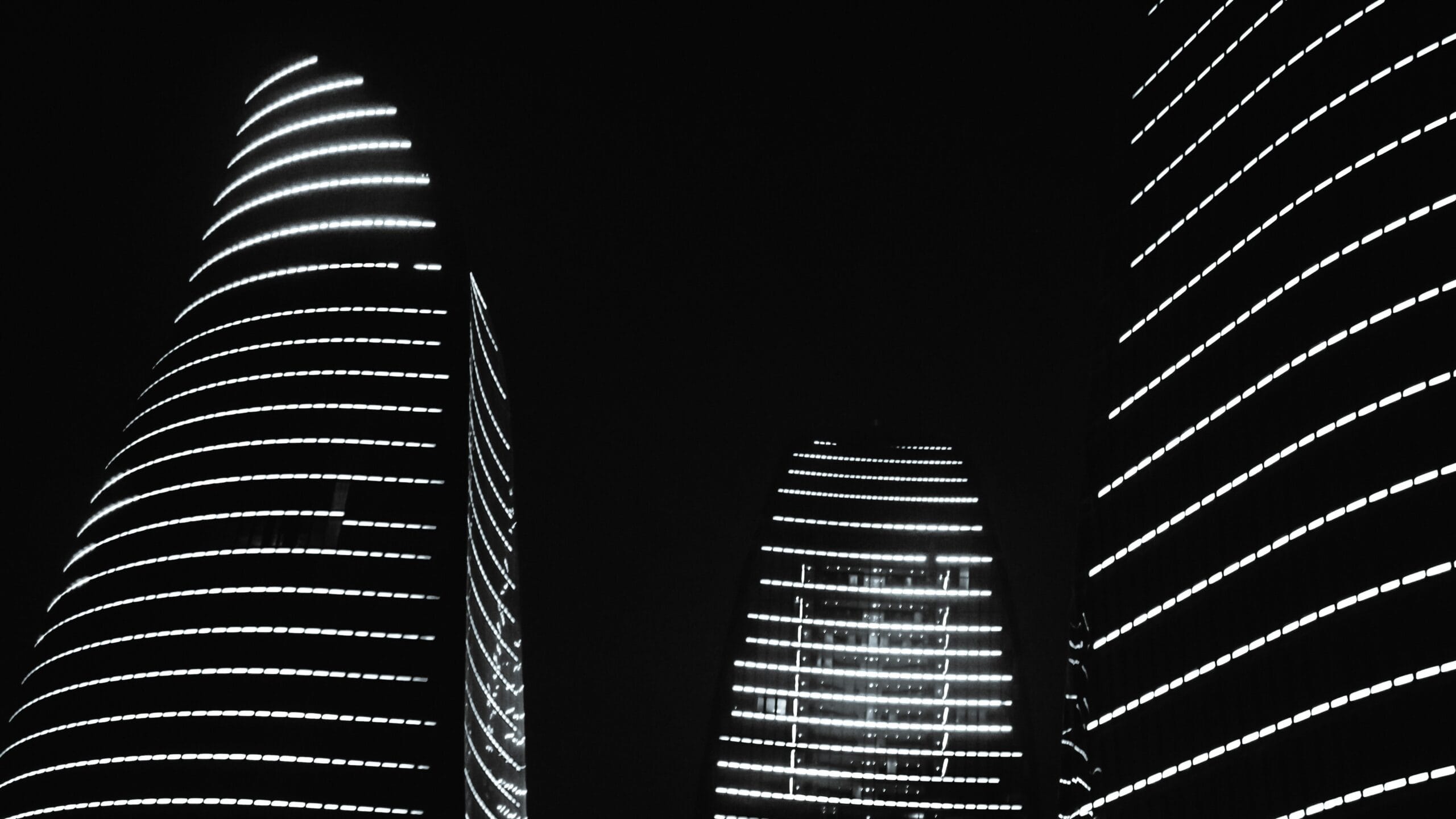 A black and white photo of some tall buildings