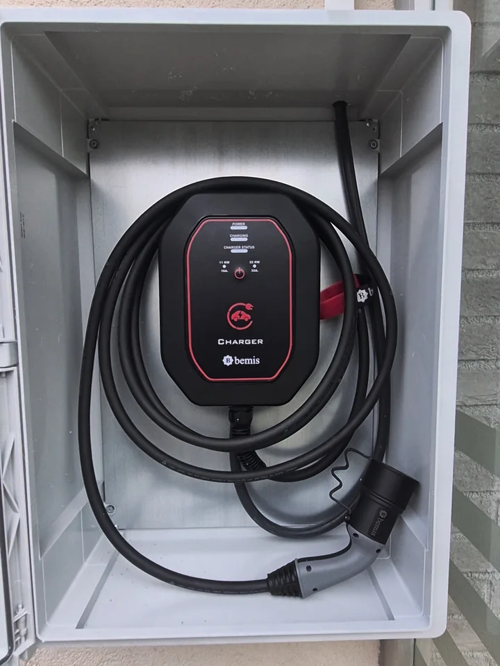 Bursa'da müstakil ev dış cephesine panolu montajla kurulan 22 kW Bemis şarj istasyonu