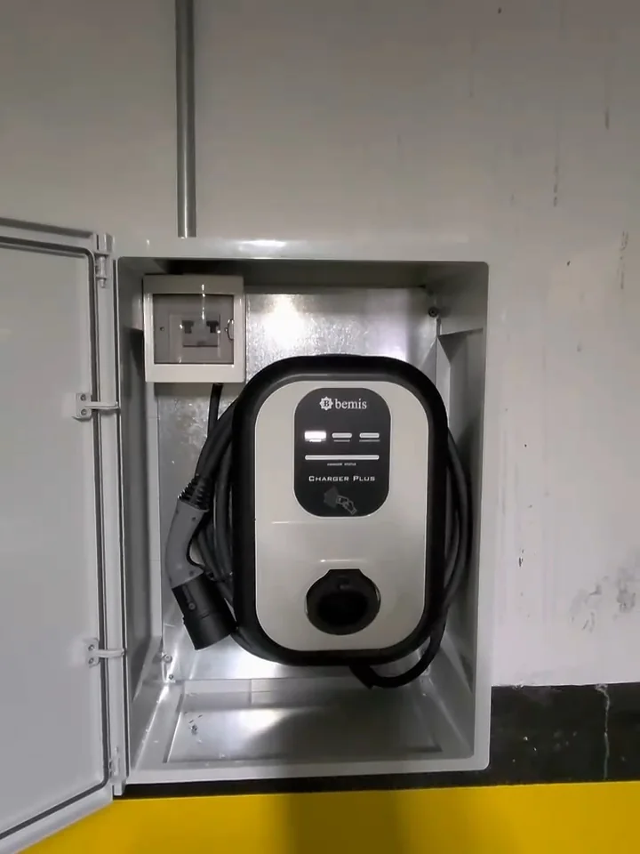 Bursa'da site otoparkına kurulan Bemis Charger Plus şarj istasyonu ve koruma panosu